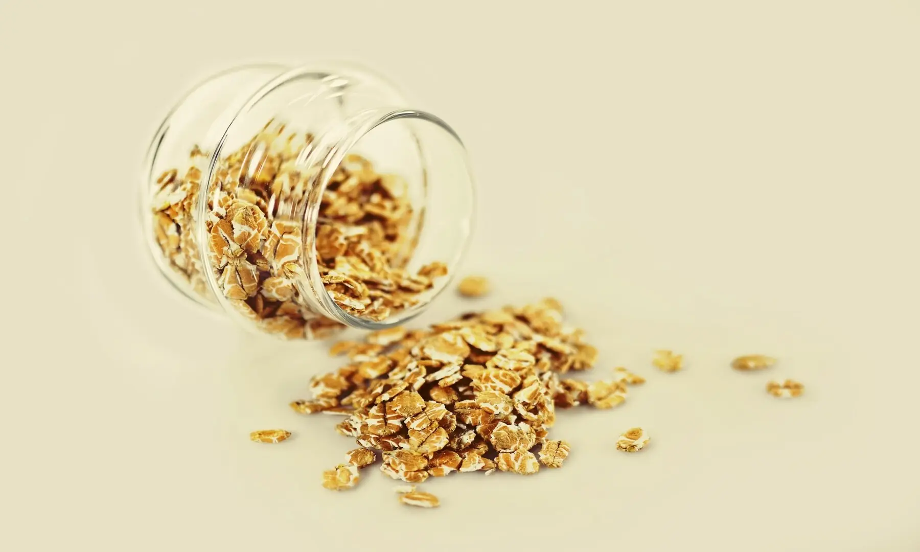 Image showing a jar of oats. &mdash; Angelica Vaihel/ Pixabay