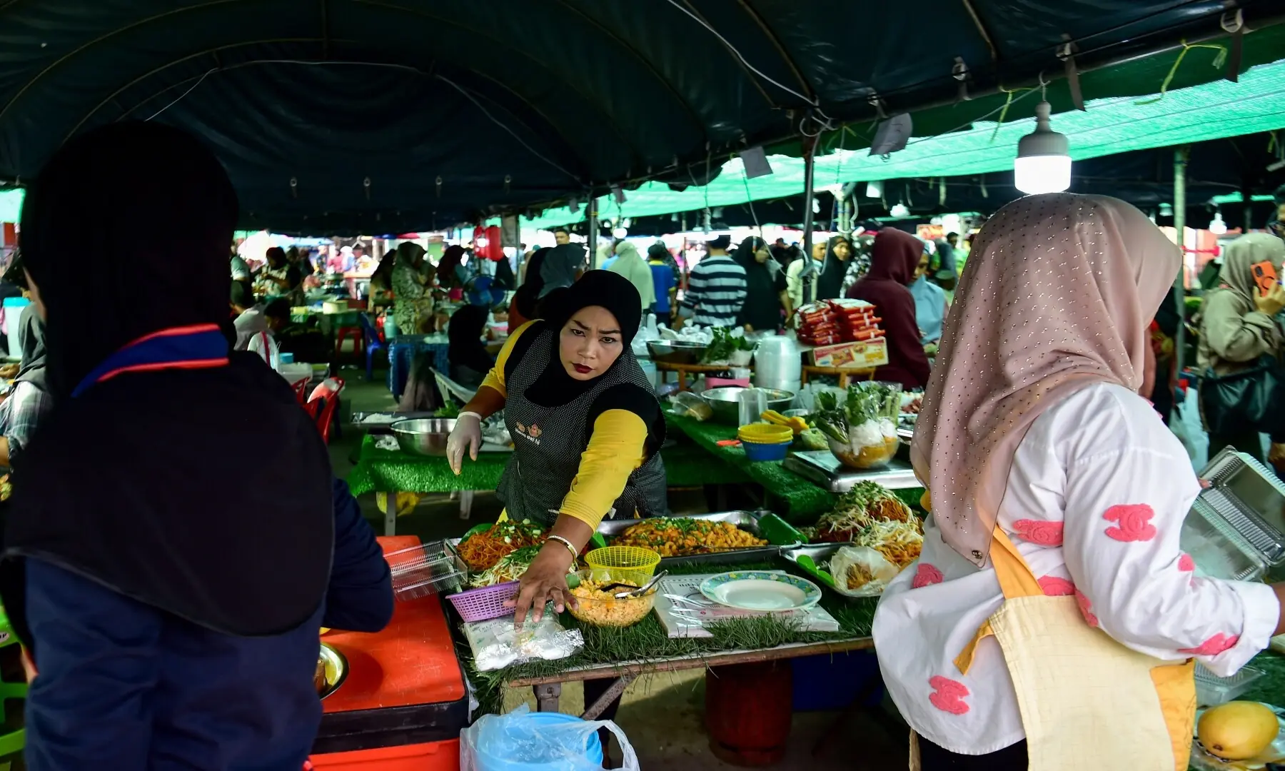A street food vendor selling iftar meals set up a stall on the first day of Ramazan at a market in the southern Thai province of Narathiwat on February 19, 2026. Madaree Tohlala / AFP