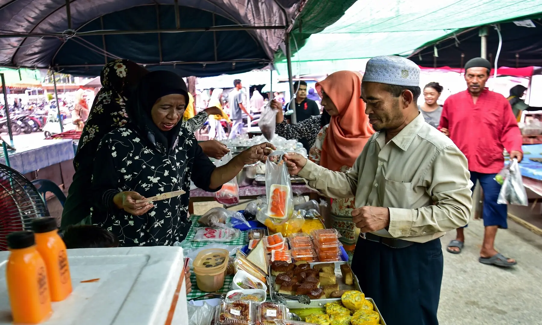 People buy iftar meals to break their fast on the first day of Ramazan at a market in the southern Thai province of Narathiwat on February 19, 2026. &mdash;Madaree Tohlala/ AFP