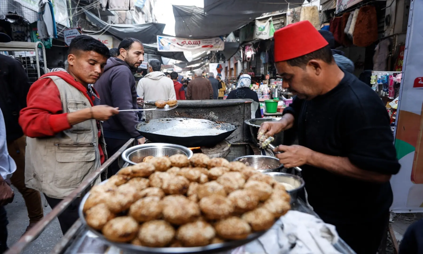 Palestinian street vendors make falafels in Gaza City&rsquo;s Zawiya market on February 18, 2026, on the first days of the holy fasting month of Ramazan. &mdash; Omar Al-Qattaa / AFP