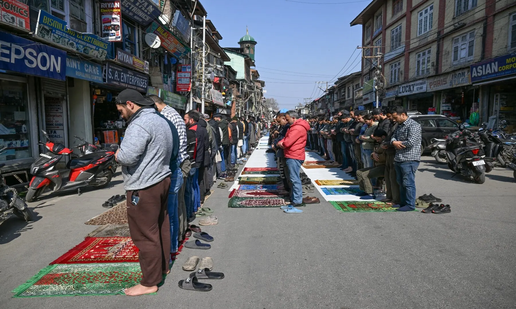 Muslims offer prayers on the first day of Ramazan, along a street in Indian-occupied Kashmir on February 19, 2026. &mdash; Tauseef Mustafa/ AFP