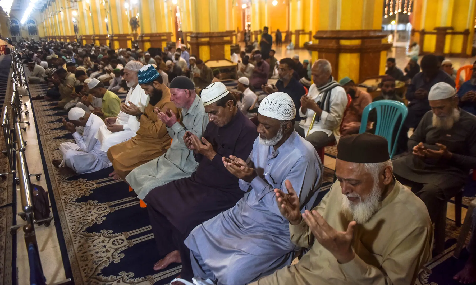 People offering taraweeh at Karachi&rsquo;s New Memon Masjid. &mdash;  Fahim Siddiqui / White Star