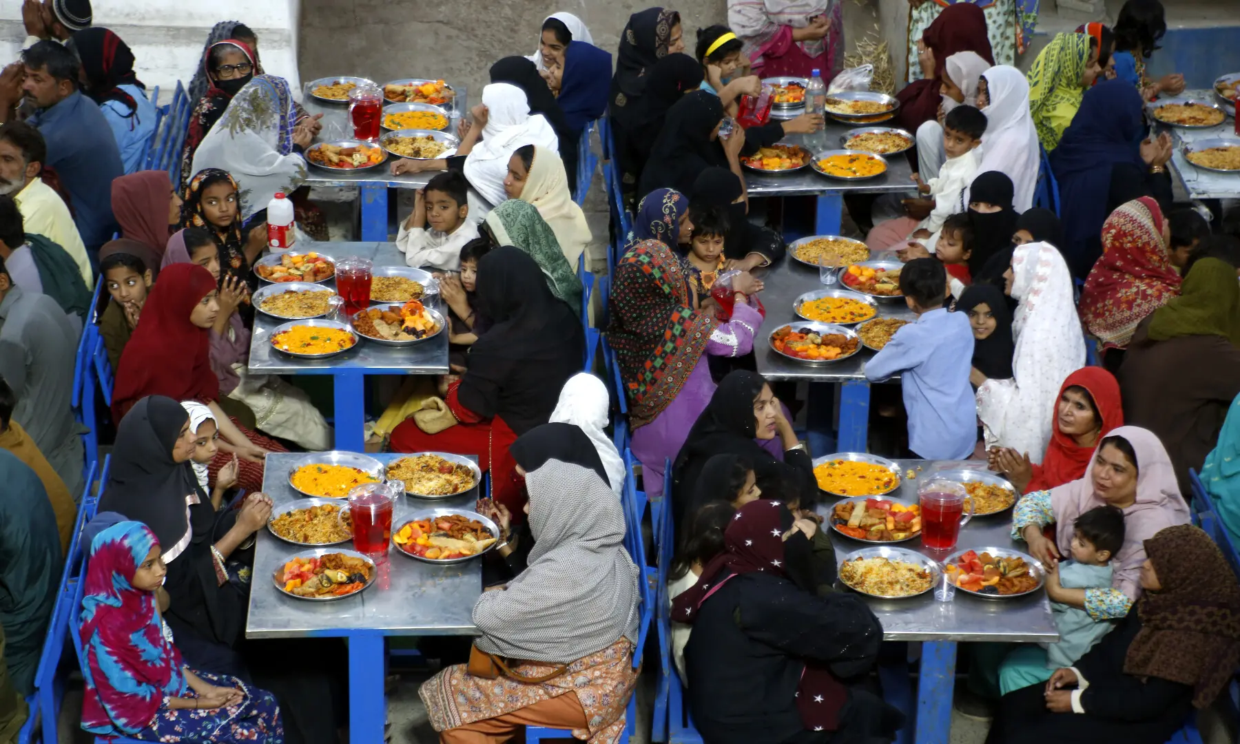 A large number of citizens, women, children and men, are breaking their fast on the first day of Ramazan at the Chhipa Welfare table near FTC Mor in Karachi. &mdash;  Shakil Adil / White Star