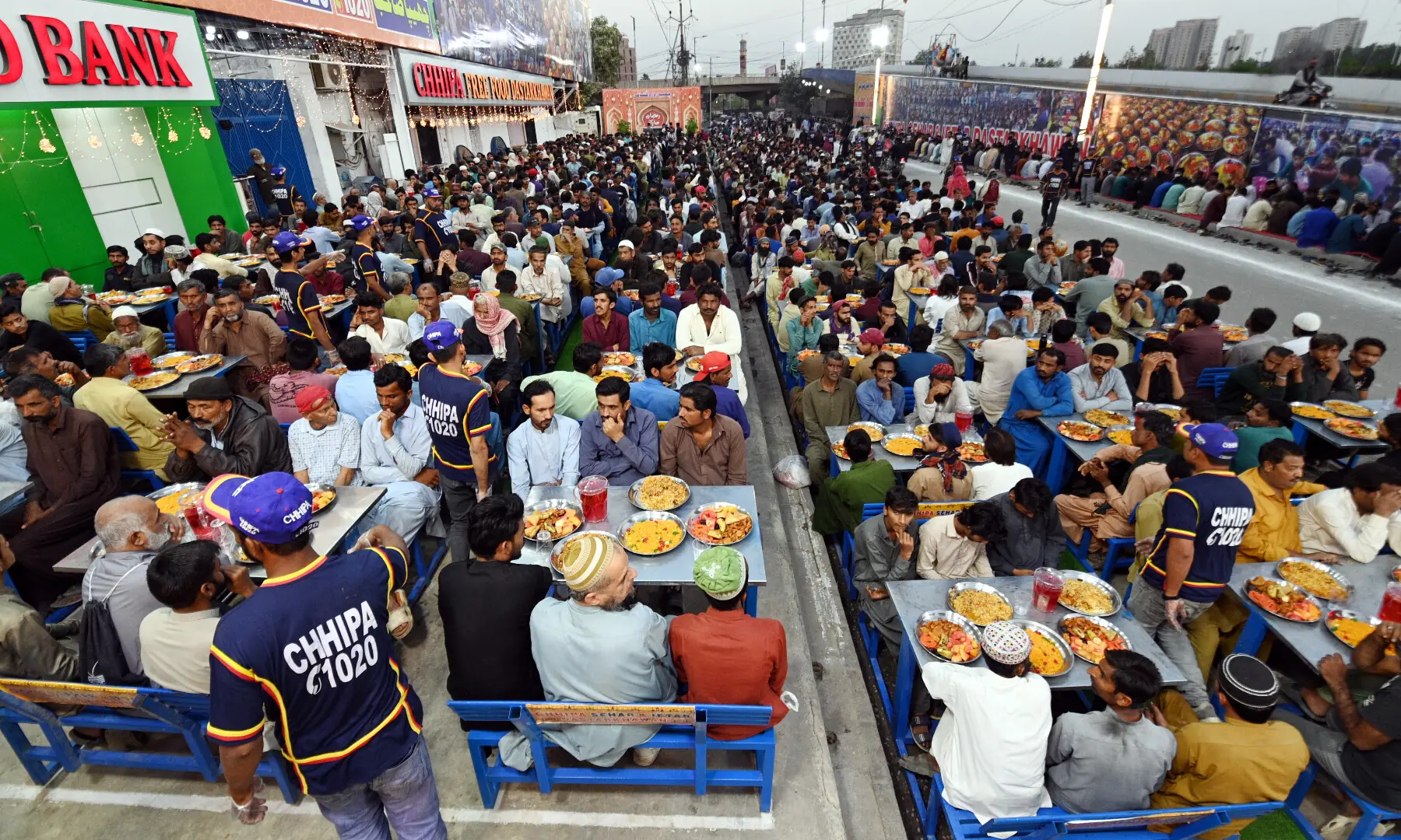 A large number of citizens, women, children and men, are breaking their fast on the first day of Ramazan at the Chhipa Welfare table near FTC Mor in Karachi. &mdash;  Shakil Adil / White Star