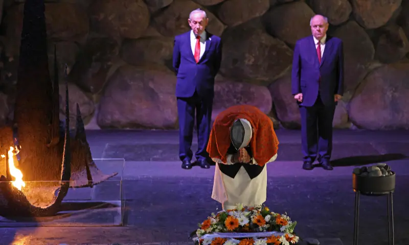 India&rsquo;s Prime Minister Narendra Modi (C) pays respect at the Hall of Remembrance as his Israeli counterpart Benjamin Netanyahu (L) and Dani Dayan, chairman of the Yad Vashem Holocaust Memorial Museum, watch during Modi&rsquo;s visit to the museum in Jerusalem on Feb 26, 2026. &mdash; AFP