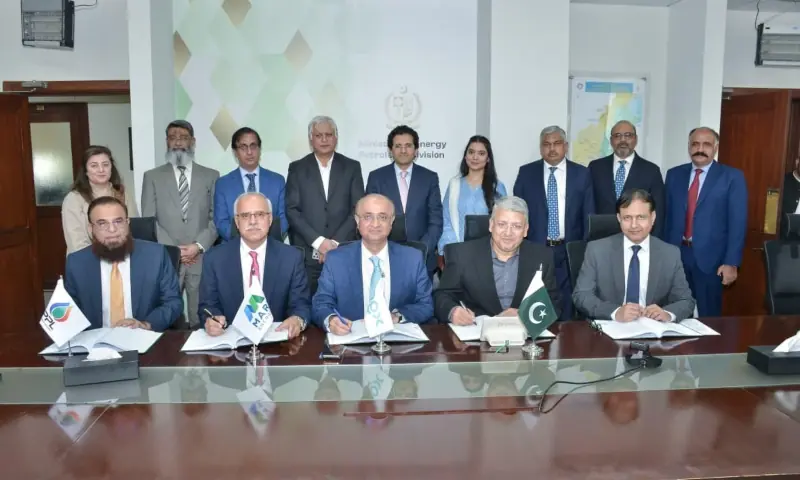Federal Minister for Petroleum Ali Pervaiz Malik witnesses the signing of Petroleum Concession Agreements (PCAs) and Exploration Licences (ELs) awarding 11 onshore blocks in Islamabad on Feb 26. &mdash; PID