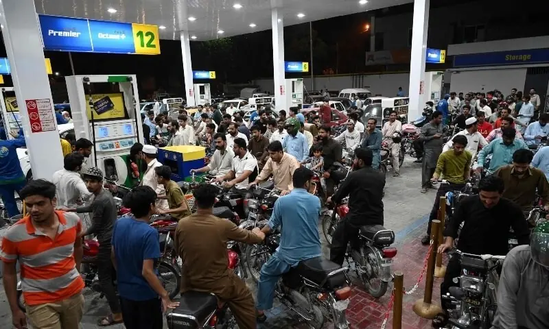 Motorists wait to fill their vehicles&rsquo; tanks at a petrol station in Islamabad following an increase of petroleum prices by the government on June 2, 2022. &mdash; AFP/File