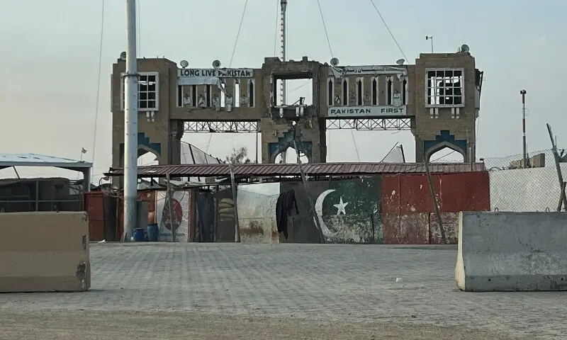 Deserted Friendship Gate, following the exchanges of fire between Pakistan and Afghanistan forces, at the border crossing between the two countries in Chaman, Pakistan February 27. Picture taken with a mobile phone. &mdash; Reuters