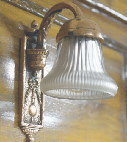 Old light reflects the style of British era.