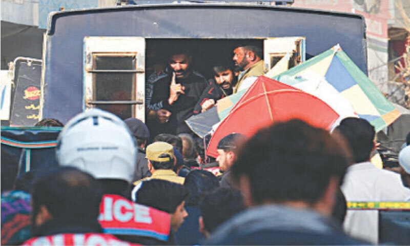  POLICE arrest kite sellers from a bazaar in Rawalpindi during a crackdown in 2022.—AFP/file 