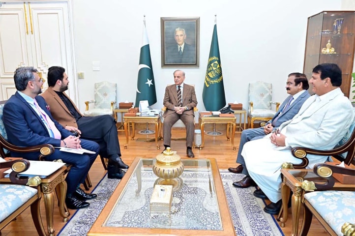 Prime Minister Shehbaz Sharif exchanges views with Khyber Pakhtunkhwa Chief Minister Sohail Afridi, during their meeting at PM Office. KP Adviser on Finance Muzzamil Aslam and PM’s aides Rana Sanaullah and Amir Muqam are also present.—PPI