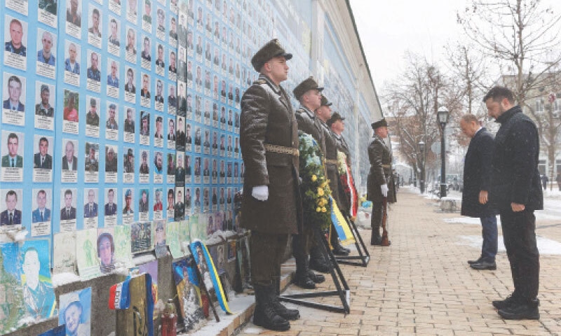 Ukrainian President Volodymyr Zelensky and Polish Prime Minister Donald Tusk pay their respects during a ceremony at the Wall of Remembrance of the Fallen for Ukraine in Kyiv.&mdash;AFP