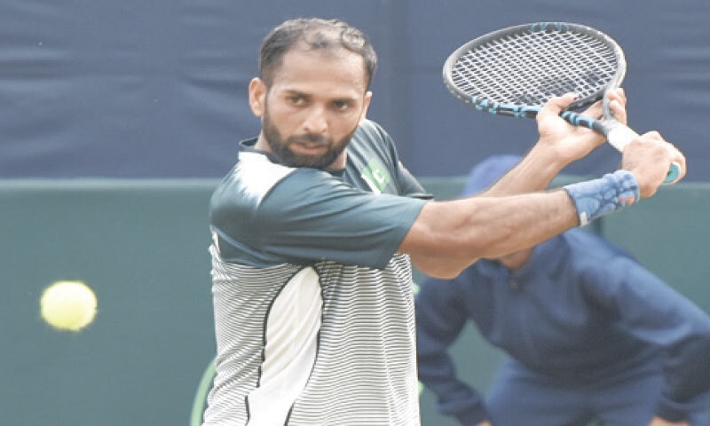 ISLAMABAD: Pakistan’s Muzammil Murtaza in
action against Nicolas Jadoun of Senegal during their match of the Davis Cup World Group II tie on Friday.
—Tanveer Shahzad/White Star ISLAMABAD: Pakistan’s Muzammil Murtaza in
action against Nicolas Jadoun of Senegal during their match of the Davis Cup World Group II tie on Friday.
—Tanveer Shahzad/White Star