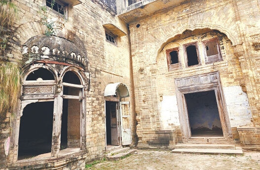 A classical casement opening from the main hall overlooking the inner main entrance. &mdash; Photos by the writer