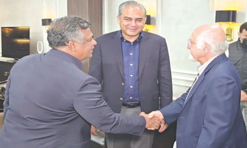 ICC Deputy Chair Imran Khawaja (right) shakes hands with Bangladesh Cricket Board President Aminul Islam, as PCB Chairman Mohsin Naqvi looks on.—Dawn ICC Deputy Chair Imran Khawaja (right) shakes hands with Bangladesh Cricket Board President Aminul Islam, as PCB Chairman Mohsin Naqvi looks on.—Dawn