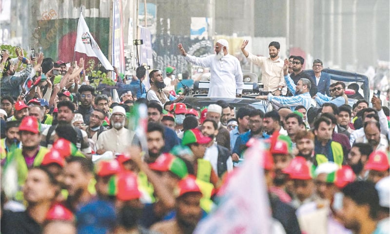 SHAFIQUR Rahman, leader of the Jamaat-i-Islami, waves to supporters during a rally on the final day of campaigning in Dhaka.&mdash;AFP