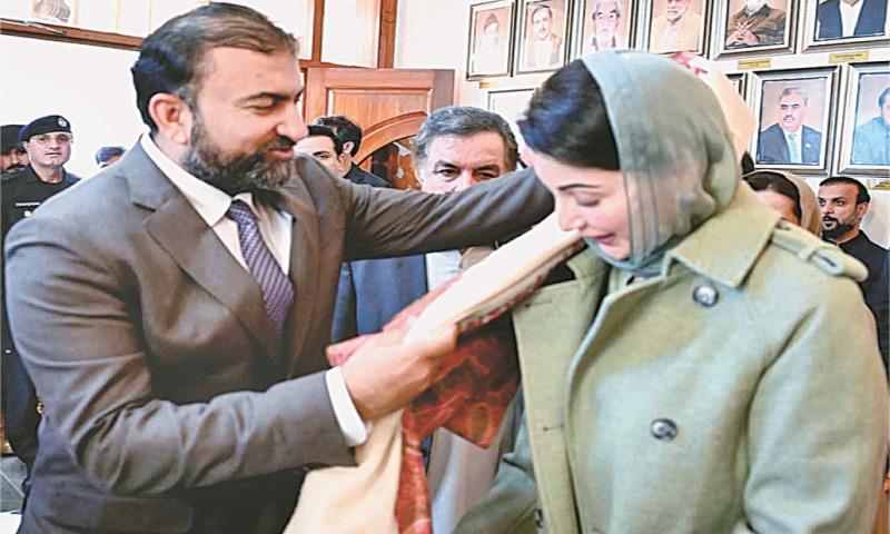 Sarfraz Bugti presents a traditional Balochi shawl to Punjab CM Maryam Nawaz.&mdash;APP