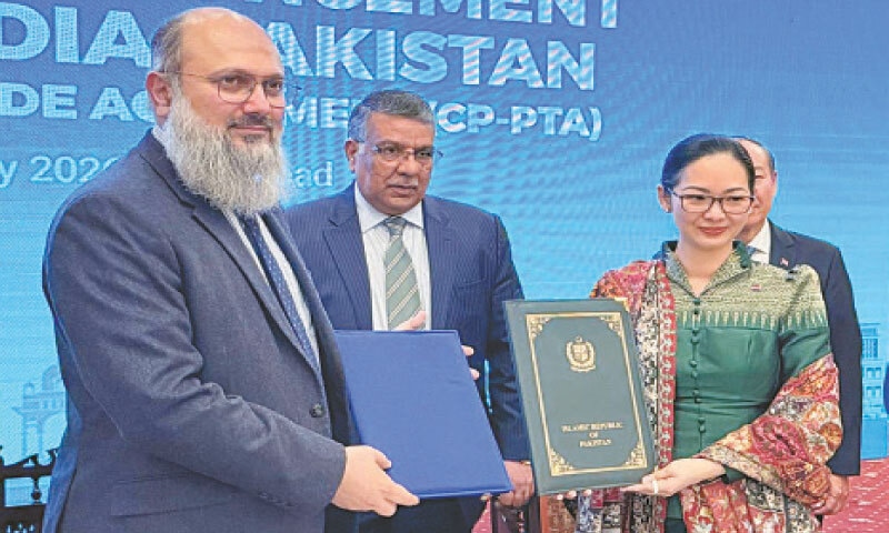 COMMERCE Minister Jam Kamal Khan and his Cambodian counterpart Cham Nimul exchange copies of the joint statement following the second JTC meeting.&mdash;PID