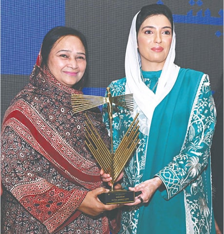 MNA Rana Ansar receives the award for political leadership from First Lady Aseefa Bhutto-Zardari.&mdash;PPI