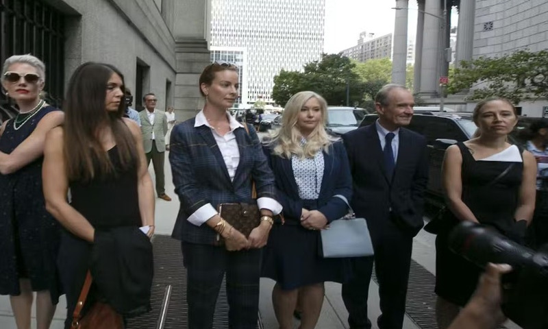 Attorney David Boies (second from right) walks with some of Jeffrey Epstein's alleged sexual abuse
victims, including Virginia Roberts Giuffre (left of Boies) as they enter the courthouse in New York
in August 2019 | Miami Herald Attorney David Boies (second from right) walks with some of Jeffrey Epstein's alleged sexual abuse
victims, including Virginia Roberts Giuffre (left of Boies) as they enter the courthouse in New York
in August 2019 | Miami Herald