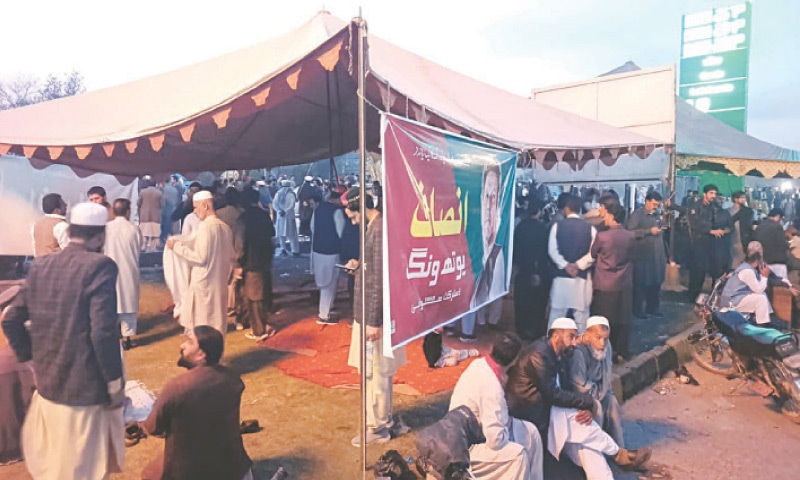 PTI leaders set up a camp on Islamabad-Peshawar Motorway in Swabi. &mdash; Photo by Muqaddam Khan