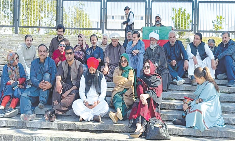 OPPOSITION leaders continue their protest for a third day at the
Parliament Lodges in Islamabad.—Dawn OPPOSITION leaders continue their protest for a third day at the
Parliament Lodges in Islamabad.—Dawn