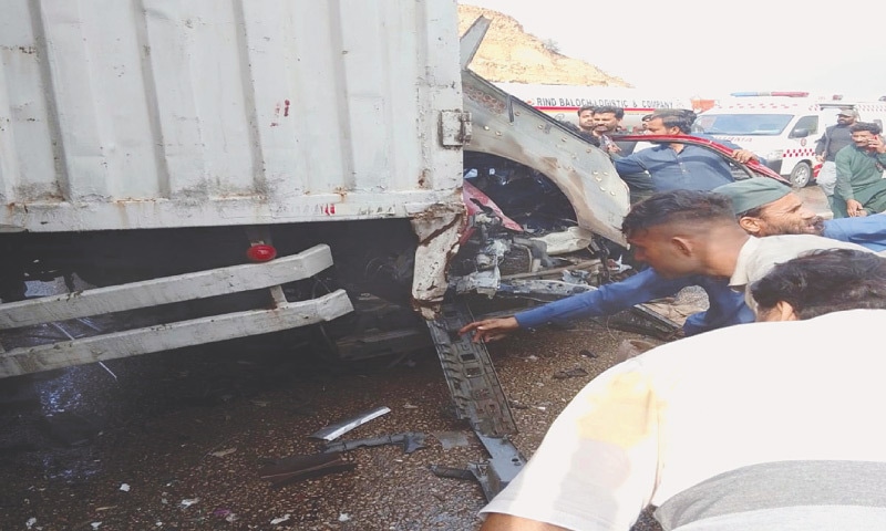People remove the mangled wreckage of vehicles after the accident. —PPI People remove the mangled wreckage of vehicles after the accident. —PPI