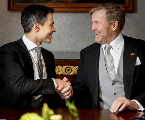 King Willem-Alexander (right) of the Netherlands shakes hands with Rob Jetten before he was sworn in as prime minister.—AFP