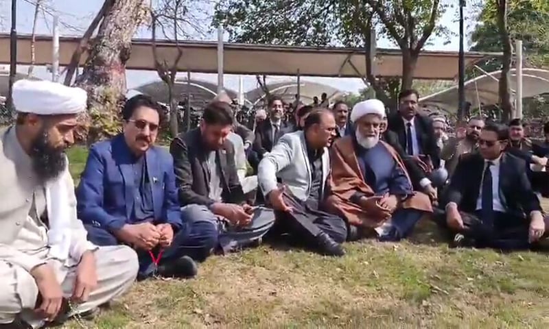 Opposition leaders protest outside the SC.— X/ttap_official Opposition leaders protest outside the SC.— X/ttap_official