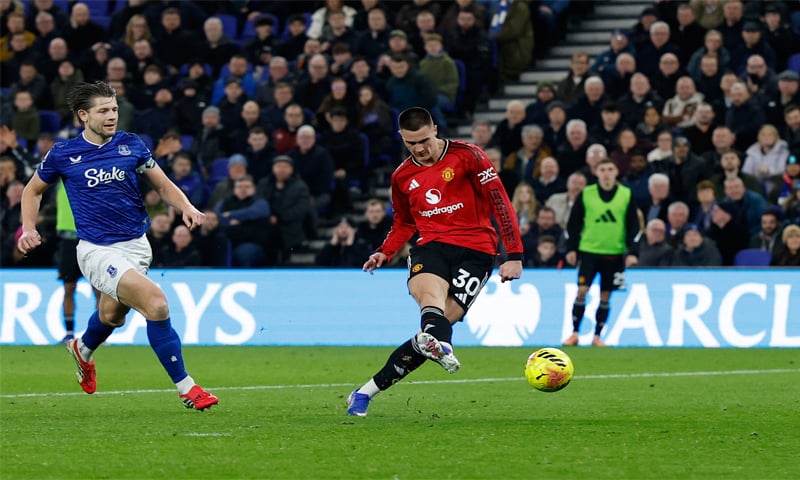 MANCHESTER United&rsquo;s Benjamin Sesko shoots to score against Everton during their Premier League match at the Hill Dickinson Stadium.&mdash;Reuters