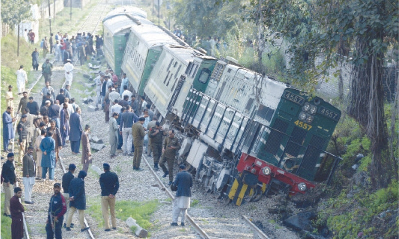 Police and railway officials stand near the derailed train near Bakery Chowk in Rawalpindi on Wednesday. — Photo by Mohammad Asim Police and railway officials stand near the derailed train near Bakery Chowk in Rawalpindi on Wednesday. — Photo by Mohammad Asim