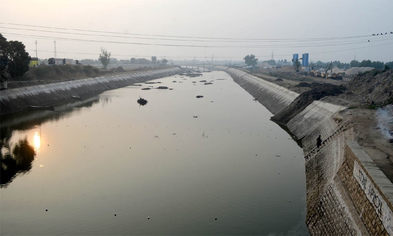 HYDERABAD: A view of the KB Feeder canal which supplies water from the Indus River system to Karachi.&mdash;Umair Ali