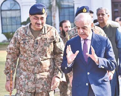  PRIME Minister Shehbaz Sharif talks to Field Marshal Asim Munir during his visit to the GHQ.&mdash;APP 