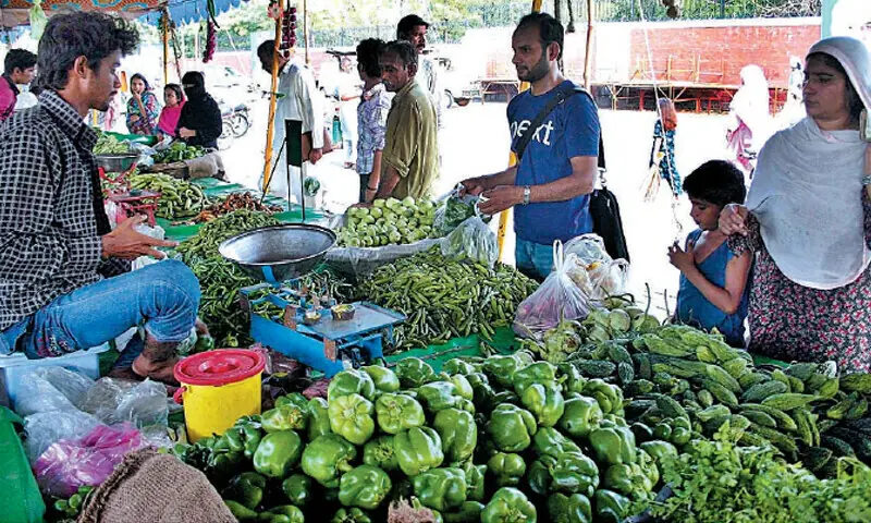 A file photo of people shopping at a vegetable stall. &mdash; APP/File