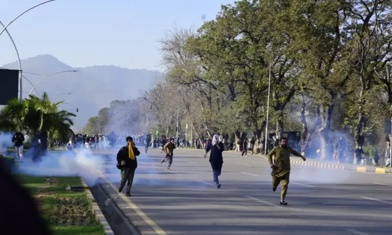 Police resort to shelling to disperse protesters near Islamabad&rsquo;s Red Zone on March 1, 2026. &mdash;  Tanveer Shahzad/ White Star