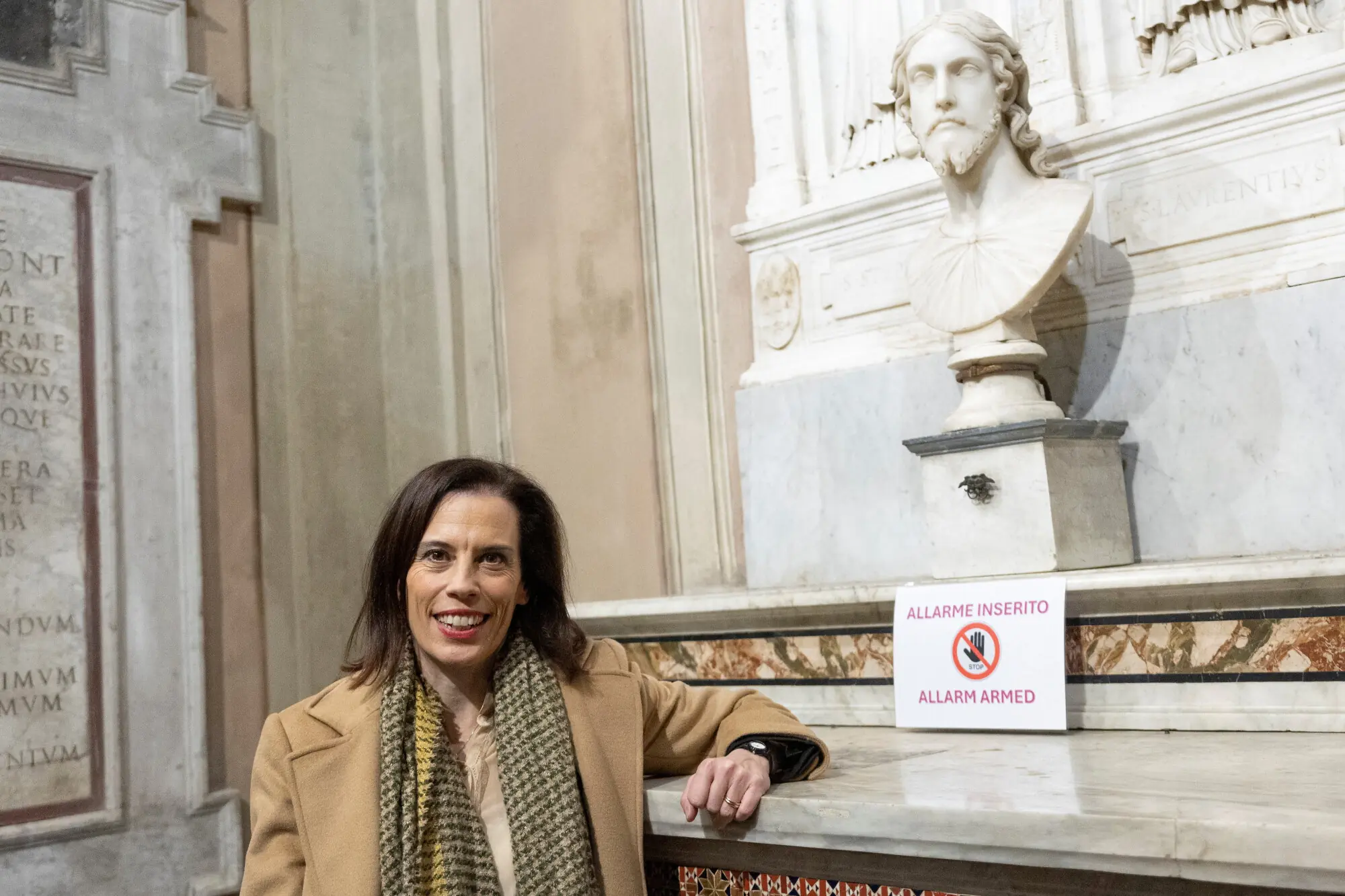  Researcher Valentina Solerno poses with the bust she helped identify as a work of Renaissance-era sculptor Michelangelo. Photo:Reuters. 