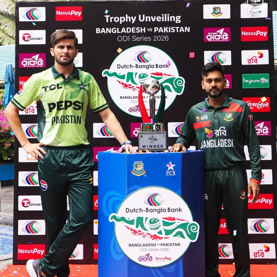  DHAKA: Pakistan captain Shaheen Shah Afridi (L) and his Bangladesh counterpart Mehdi Hasan Miraz pose with the ODI series trophy on Tuesday.&mdash;Courtesy PCB 