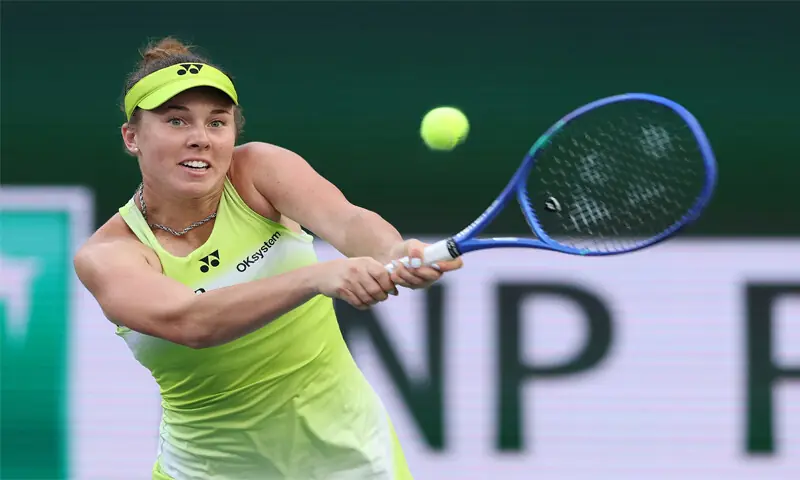 LINDA Noskova of the Czech Republic eyes a return against Belarus’ Aryna Sabalenka during their Indian Wells Open semi-final at the Indian Wells Tennis Garden.—AFP LINDA Noskova of the Czech Republic eyes a return against Belarus’ Aryna Sabalenka during their Indian Wells Open semi-final at the Indian Wells Tennis Garden.—AFP