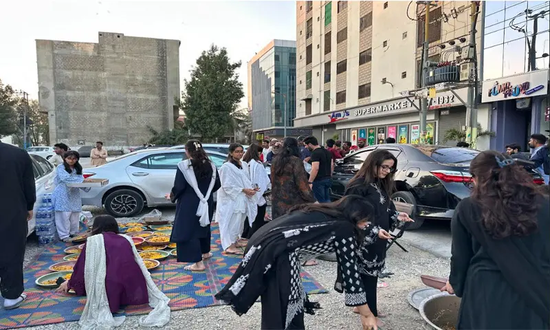 Volunteers prepare iftar for a public dastarkhwaan in DHA, Karachi | SindhuNamah