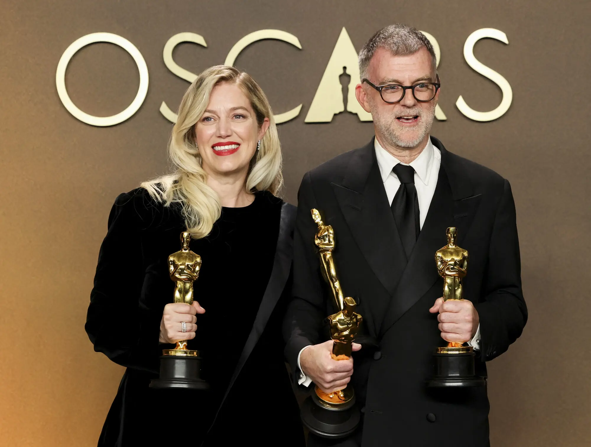 Writer/director Paul Thomas Anderson and producer Sarah Murphy pose with the awards for One Battle After Another. Photo: Reuters