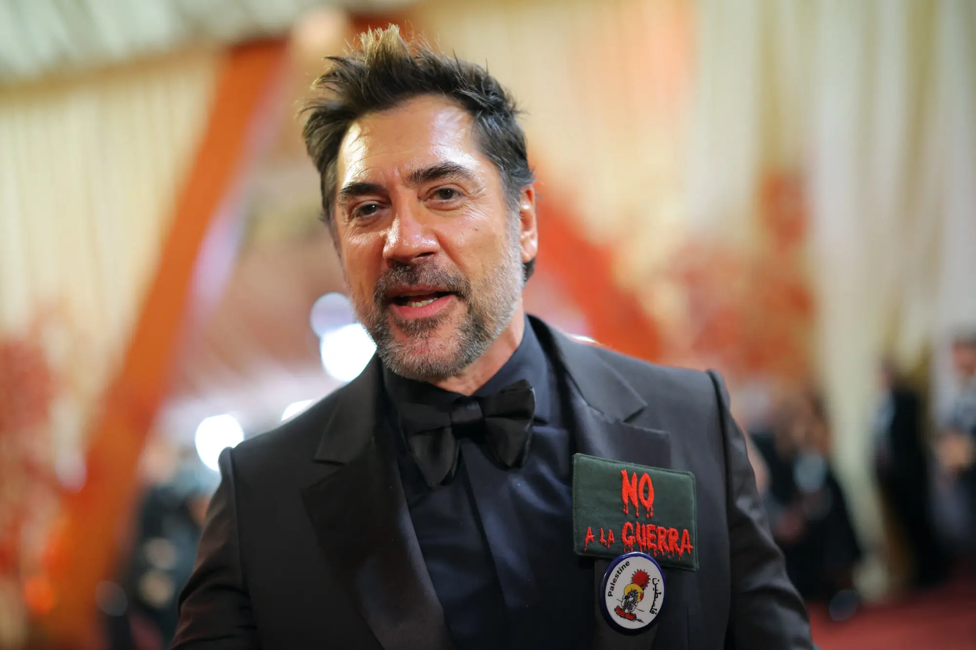 Javier Bardem at the Oscars red carpet wearing an anti-war pin and another reading &ldquo;Free Palestine&rdquo;. Photo: Reuters