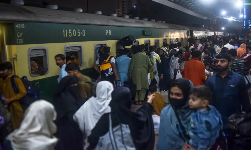 Passengers board the train at the Cantonment Railway Station. &mdash;Fahim Siddiqi / White Star
