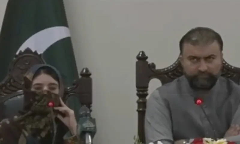 Balochistan Chief Minister Sarfaraz Bugti addresses a press conference alongside a &ldquo;would-be&rdquo; suicide bomber arrested from Khuzdar, in Quetta on March 18, 2026. &mdash; DawnNewsTV