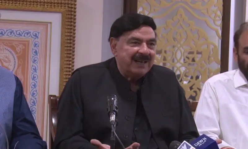 Awami Muslim League chief Sheikh Rashid Ahmed addresses a press conference in Peshawar. &mdash; DawnNewsTV/File