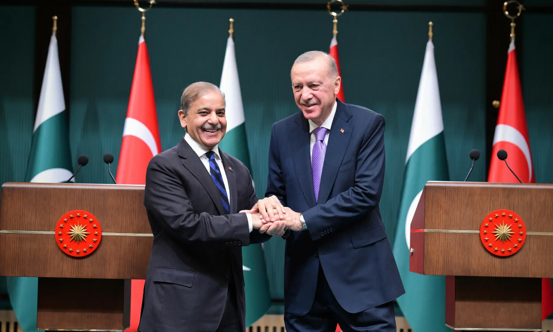 Prime Minister Shehbaz Sharif and Turkiye&rsquo;s President Recep Tayyip Erdogan shake hands after addressing a joint press conference in Ankara on April 22, 2025. &mdash; PID/File