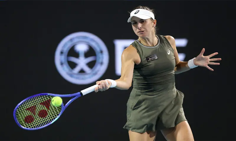 MIAMI: Switzerland’s Belinda Bencic returns a shot to Coco Gauff of the US during their Miami Open quarter-final at the Hard Rock Stadium.—AFP MIAMI: Switzerland’s Belinda Bencic returns a shot to Coco Gauff of the US during their Miami Open quarter-final at the Hard Rock Stadium.—AFP