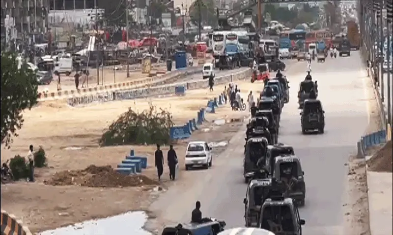 A police convoy patrols Karachi&rsquo;s Sohrab Goth area on Friday. &mdash; DawnNewsTV/File