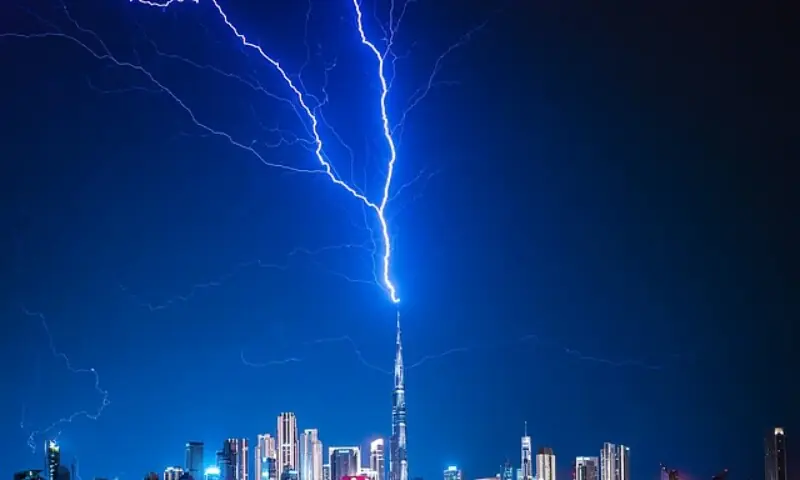 Lightning hits Dubai&rsquo;s Burj Khalifa. &mdash; Photo via Dubai Media Office