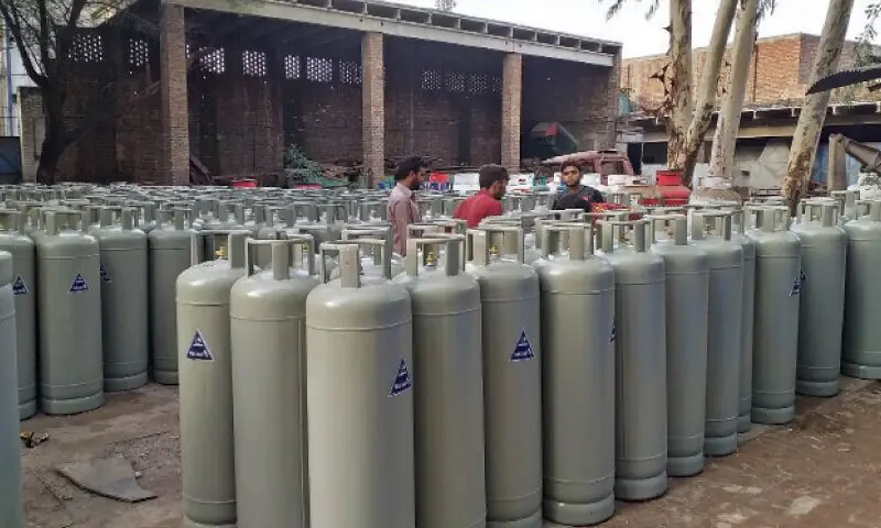 The average price of 11.67kg LPG cylinder has risen to Rs3,900-5,135.—PPI/file The average price of 11.67kg LPG cylinder has risen to Rs3,900-5,135.—PPI/file
