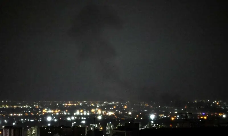 Smoke rises from the site of an Israeli airstrike in Beirut&rsquo;s southern suburbs early on March 28, 2026. &mdash;AFP